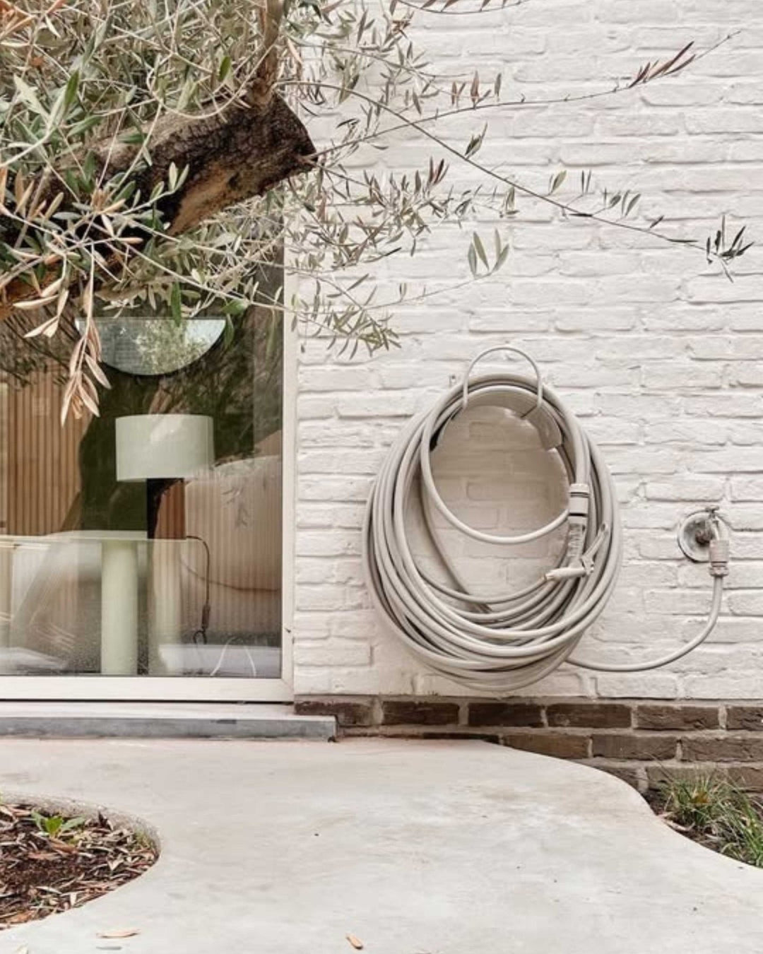 Livlig beige hose holder